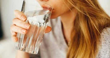 5 علامات تدل على الجفاف حتى مع تناول كميات كافية من الماء