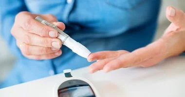6 عادات يومية خاطئة قد تسبب تقلبات في سكر الدم ليلًا