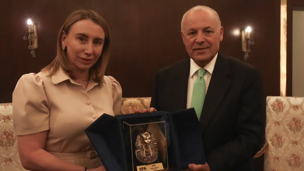 أبو ريدة يتبادل الدروع التذكارية مع رئيسة بعثة منتخب روسيا