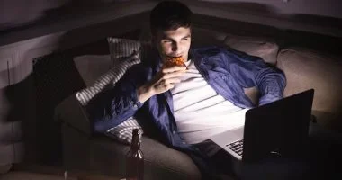 أضرار صحية يسببها كثرة السهر لمرضى السكر والضغط والقلب