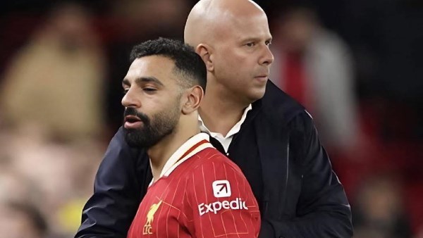 أعظم لاعبي ليفربول.. سلوت يوجه رسالة لـ محمد صلاح
