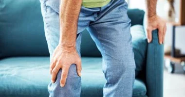 ألم أثناء المشى.. ما الوقت المناسب لجراحة استبدال مفصل الركبة؟