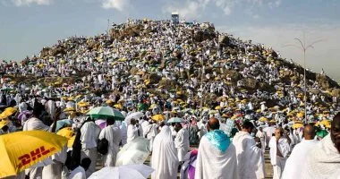 أمواج التلبية تفيض في رحاب خطبة الوداع.. الحجاج يتوافدون على مسجد نمرة