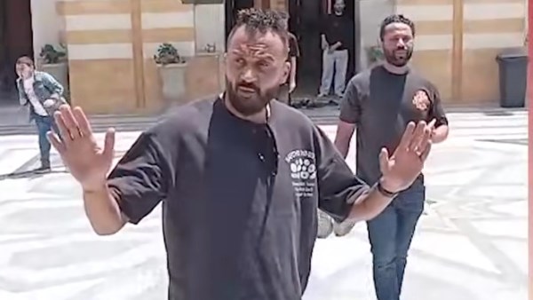 إبراهيم سعيد: «أنتم إخواتي وحقكم عليا».. نجم الأهلي السابق يشكر الصحفيين في جنازة والدته