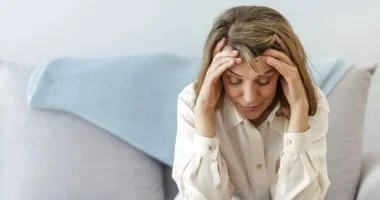 استشارى تحذر من المعلومات المضللة حول فترة ما قبل انقطاع الطمث بمواقع التواصل