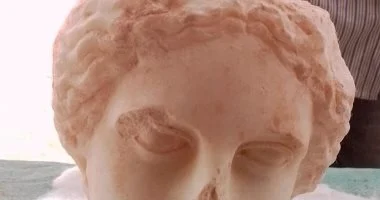اكتشافات أثرية ضخمة في إهناسيا.. خرطوش للملك سنوسرت الثالث ورأس تمثال لأفروديت