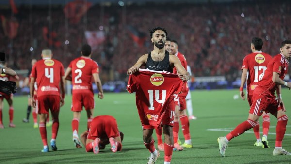 الأهلي يضرب الزمالك بثنائية بن شرقي والشحات في شوط القمة الأول