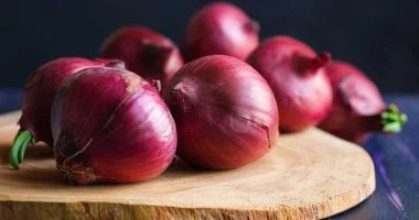 البصل الأحمر فى الصيف.. هل يساعد فى علاج ضربة الشمس؟