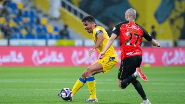 التعاون يتعثر أمام الرياض بتعادل مثير ويؤجل الحسم في دوري روشن