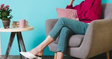 الجلوس 8 ساعات.. علامات تحذيرية تظهر على الساقين والقدمين انتبه لها