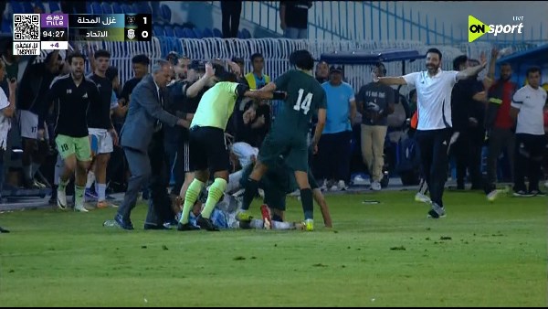 الدوري يشتغل داخل الملعب وخارجه.. اشتباكات عنيفه عقب انتهاء مباراة غزل المحلة والاتحاد السكندري