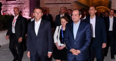 الرئيس السيسى يصطحب ماكرون فى جولة بكورنيش الإسكندرية وصولًا لقلعة قايتباى.. صور