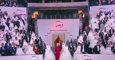 السيدة انتصار السيسى تلتقط صورا تذكارية مع عرائس احتفالية فرحة مصر