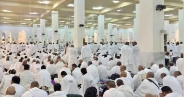 الصور الأولى من صلاة الحجاج في مسجد نمرة بعرفات