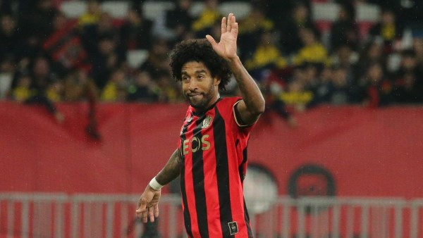 المدافع البرازيلي دانتي يعلن اعتزاله كرة القدم بعمر 42 عاما
