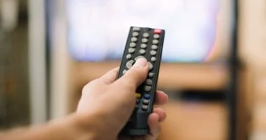 النوم أمام التلفاز.. هل يفسد جودة النوم فعلًا أم له فوائد صحية؟