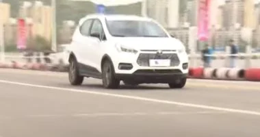 باحثون يطورون نظام شحن ذكى يرفع عمر بطاريات السيارات الكهربائية بنحو 23%