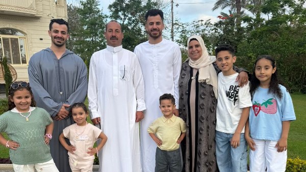 بالجلباب.. محمود الونش يحتفل بعيد الأضحى بصحبة عائلته| صور