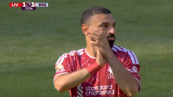 بالصور.. لقطات مؤثرة من وداع محمد صلاح لجماهير ليفربول