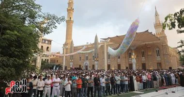 بالفرحة والتكبيرات.. آلاف المصلين يؤدون صلاة عيد الأضحى بساحة مسجد الحسين