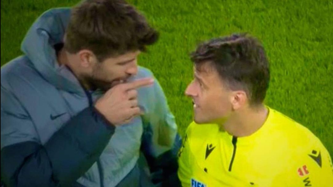 بسبب تهديد الحكام.. إيقاف بيكيه 6 مباريات وتغريمه مالياً في الدوري الإسباني