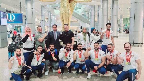 بـ 19 ميدالية.. وزارة الرياضة تستقبل أبطال أفريقيا لمصارعة الذراعين بمطار القاهرة