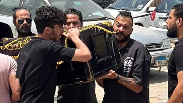 بينهم “إبراهيم سعيد”.. تشييع جثمان والدة نجم الأهلي والزمالك السابق لمثواها الأخير