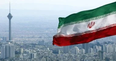«تسنيم»: الدفاعات الجوية الإيرانية تشتبك مع طائرات مسيرة فوق طهران وتسمع أصوات انفجارات بالمدينة