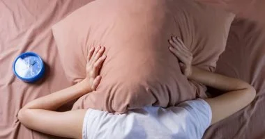 تشعر بالتعب ولا تستطيع النوم.. أسباب هذه الحالة وطرق العلاج