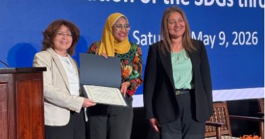 تكريم الزميلة أميرة شحاتة بمؤتمر السياسات العامة بالجامعة الأمريكية