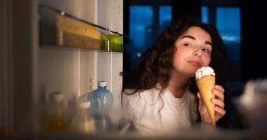 تناول الطعام كل ساعتين.. أضرار لا تتوقعها على صحتك