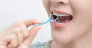 تنظيف الأسنان قبل أم بعد الإفطار.. أطباء يوضحون التوقيت الصحيح