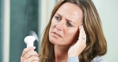 ثلث النساء بمرحلة انقطاع الطمث يعانين من الأرق.. 7 توصيات مهمة