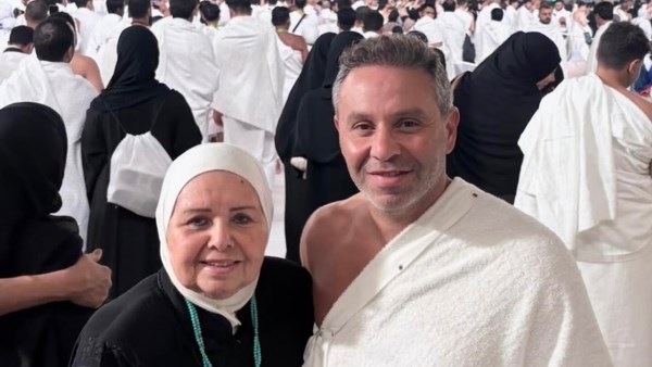 حازم امام يهنئ والدته بعيد ميلادها بصورة من الحرم
