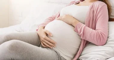 حرقة المعدة فى الشهور الأخيرة من الحمل.. الأسباب المحتملة وطرق العلاج