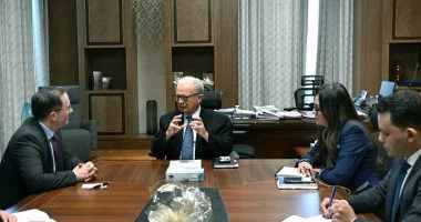 «حسين عيسى» يبحث مع السفير البريطاني ضخ استثمارات دوائية جديدة وتوسيع برنامج الطروحات الحكومية بمشاركة القطاع الخاص