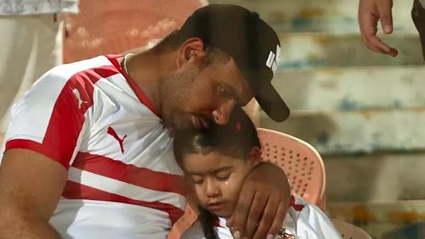 حفيظ دراجي يُشيد بدموع جماهير الزمالك والروح الرياضية بعد نهائي الكونفدرالية | صور