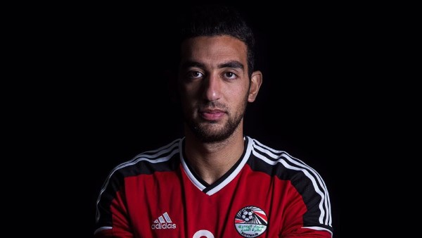 حلم الاحتراف يرفض الانتظار.. “كوكا” يترقب عرض الأهلي لتحديد موقفه من التجديد