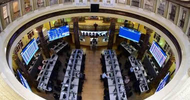 خريطة الرابحين والخاسرين.. العقارات والبنوك يدعمان صعود البورصة والموارد يتراجع