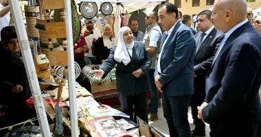 رئيس الوزراء يتفقد معرض الحرف التراثية بشارع المعز