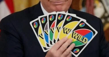 رسالة إلى إيران.. «البيت الأبيض» ينشر صورة لترامب بـ«أوراق اللعب» وسط توترات مضيق هرمز وبرنامج طهران النووي