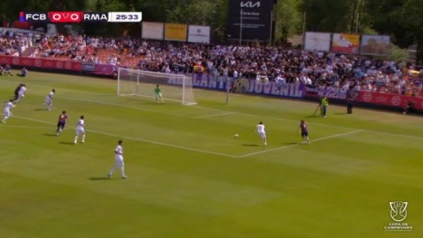 شباب برشلونة يسجل الهدف الأول في مرمى ريال مدريد بنهائي كأس الأبطال