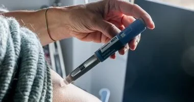 صحتك بالدنيا: تلك الآلام علامة على حصوات المرارة.. ومشروبات صباحية تنقص وزنك