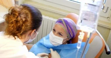 علماء يكشفون استراتيجية جديدة “تخدع” السرطان.. كيف يؤثر توقيت تغيير العلاج