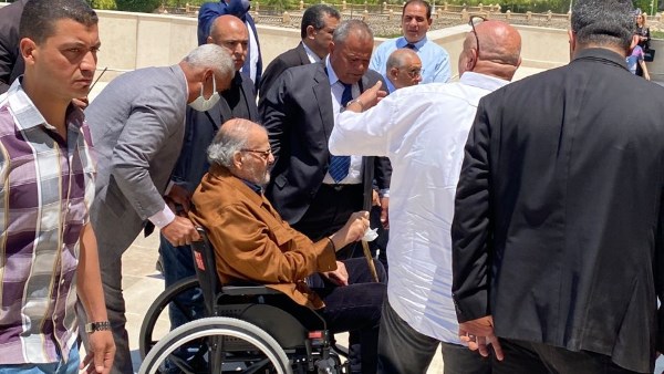 على كرسي متحرك.. ممدوح عباس يشارك في عزاء الفنان الزمالكاوي هاني شاكر