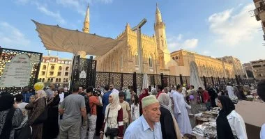 فرحة العيد.. العائلات يحتفلون بعيد الأضحى أمام مسجد الحسين