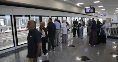 في ثاني أيام التشغيل.. إقبال جماهيري بمحطة «وان ناينتي» بمونوريل شرق النيل الواصل لمدينة العدالة