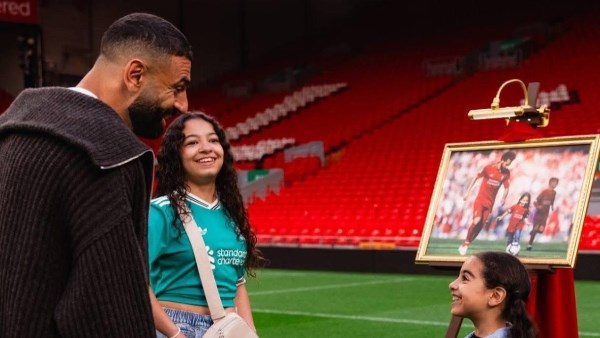 قبل وداع الريدز.. ظهور مفاجئ لمحمد صلاح في أنفيلد صحبة أسرته
