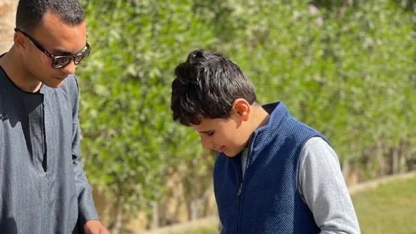 كريم رمزي: «أهم نعمة في حياتي».. الإعلامي الرياضي يروي تفاصيل تجربته مع إصابة نجله بالتوحد