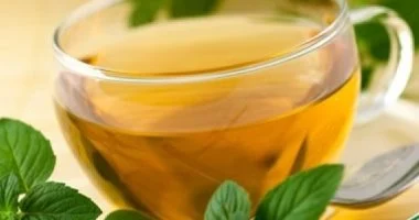 كوب الشاى بالنعناع بعد فتة عيد الأضحى.. مفيد أم عادة خاطئة؟